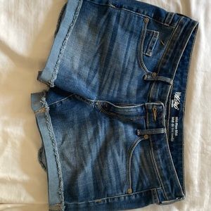 Size 6 mid rise denim shorts